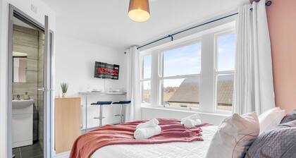 Bright Studio in Stoke-on-Trent with Free Parking & Compact Kitchen