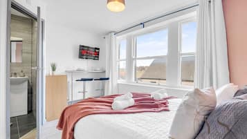 1 bedroom, desk, iron/ironing board, WiFi