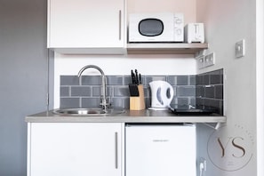 Køleskab, mikrobølgeovn, kogeplade, brødrister