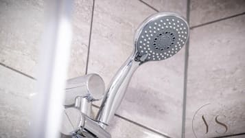 Douche, sèche-cheveux, serviettes fournies