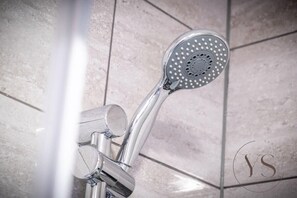 Shower, hair dryer, towels - Studio 1E – Cozy Stay with Wi-Fi + TV (Stoke-on-Trent)