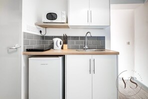 Fridge, microwave, stovetop, toaster - Studio 1E – Cozy Stay with Wi-Fi + TV (Stoke-on-Trent)