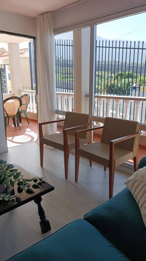 Interior - Apartamento Amplio y Tranquilo con Vistas al Mar 4 (CN)