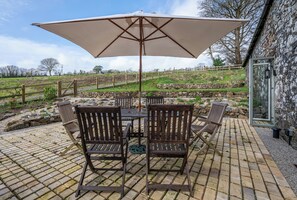 Outdoor dining - Exceptional Barn. Rural but convenient to Plymouth, Dartmoor and the South Hams (Sparkwell)