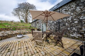 Outdoor dining - Exceptional Barn. Rural but convenient to Plymouth, Dartmoor and the South Hams (Sparkwell)