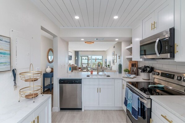 Refrigerador, microondas, horno y parrilla de estufa