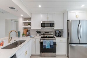 Køleskab, mikrobølgeovn, ovn, kogeplade