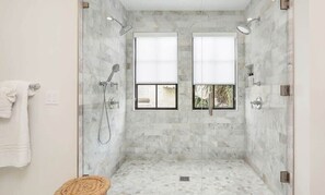 Suihku, hiustenkuivaaja, pyyhkeet, sampoo