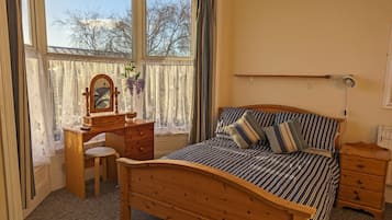 Deluxe Suite, Ensuite (Gold) | Premium bedding, blackout drapes, iron/ironing board, free WiFi