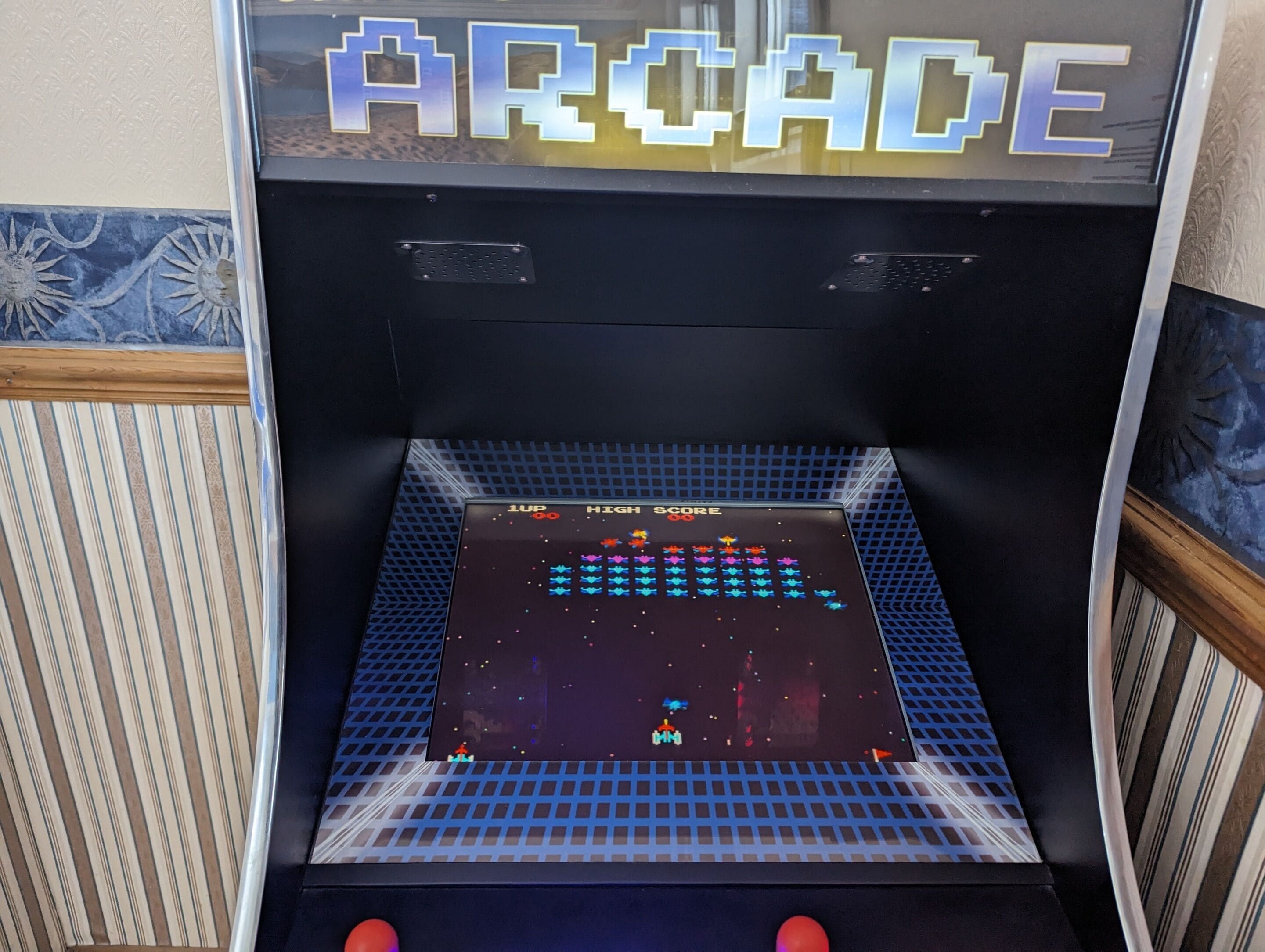 Una máquina de arcade con pantalla digital e interfaz de juego colorida.