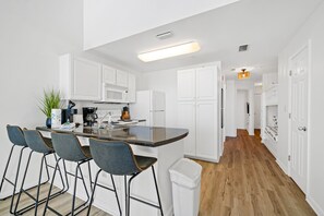 Fridge, microwave, oven, stovetop - Grand Caribbean 406 1 BR, I Loft 1.5 Bath With a View*Great Rates* (ORANGEBEACH)