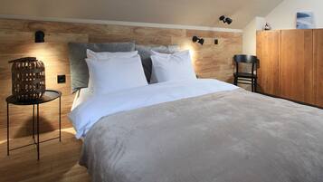 7 bedrooms, iron/ironing board, WiFi, bed sheets