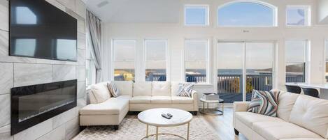 Televisión, chimenea y oficina