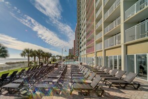 Terrace/patio - Paradise 302 Renovate Oceanfront indoor pool/Beach (Myrtle Beach)