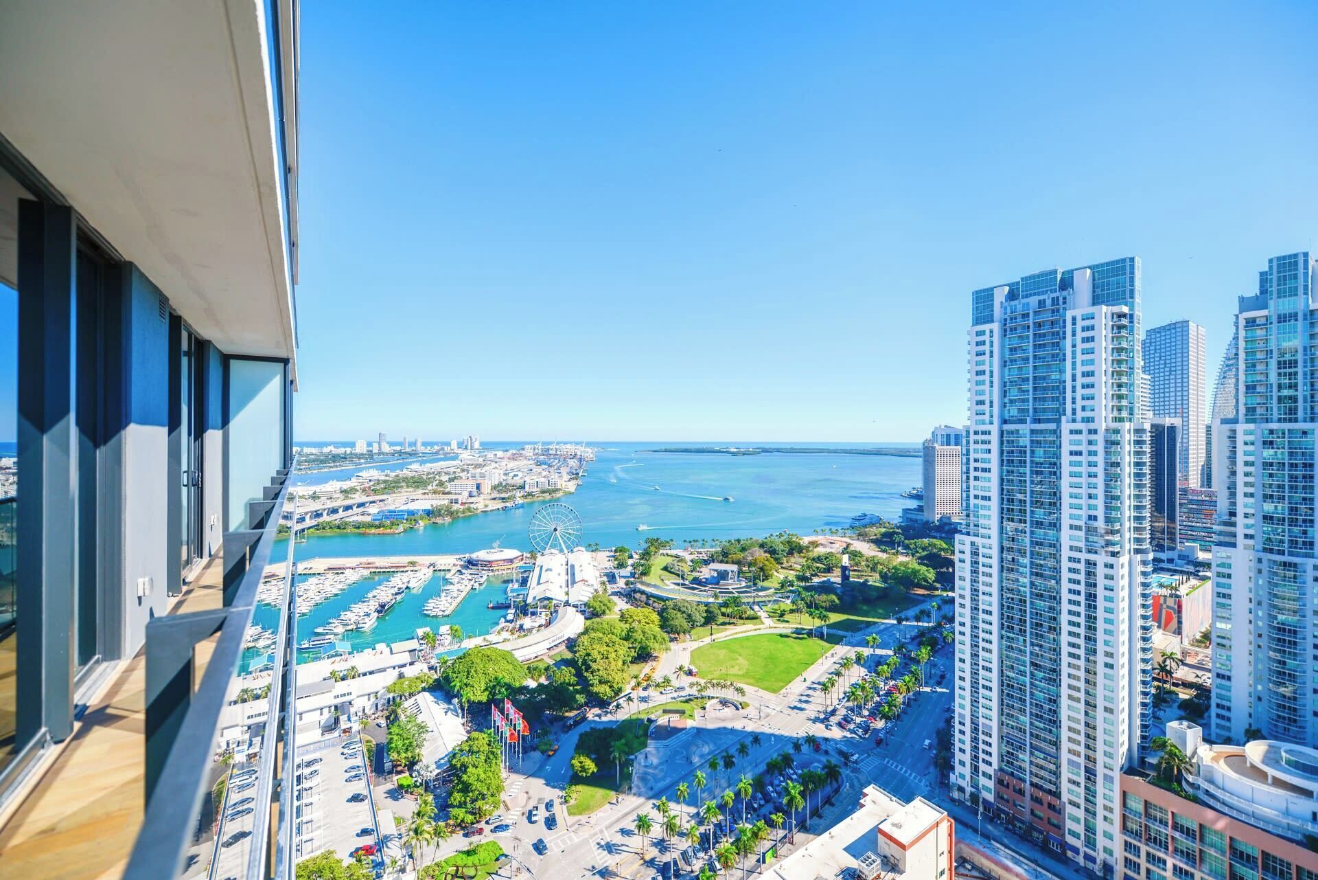 Luxury Apartment Close to Bayfront Park