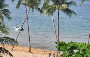 Nära stranden, gratis transport till/från stranden och solstolar