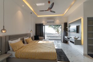 3 bedrooms, iron/ironing board, WiFi, bed sheets - 3 BHK Private villa with pool, WiFi, AC and Kitchen & Car Parking  (Siolim)