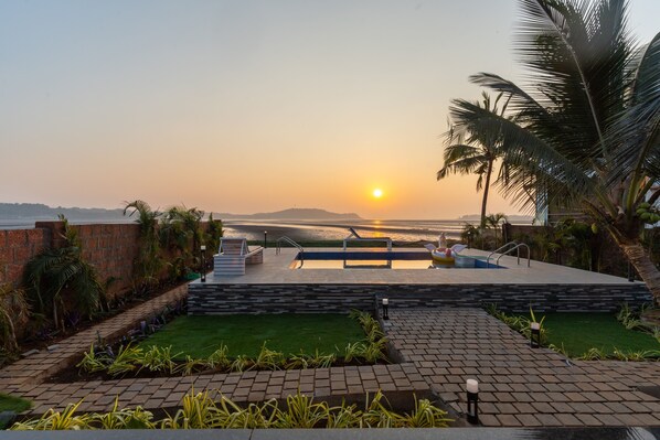 Outdoor pool - 3 BHK Private villa with pool, WiFi, AC and Kitchen & Car Parking (Siolim)