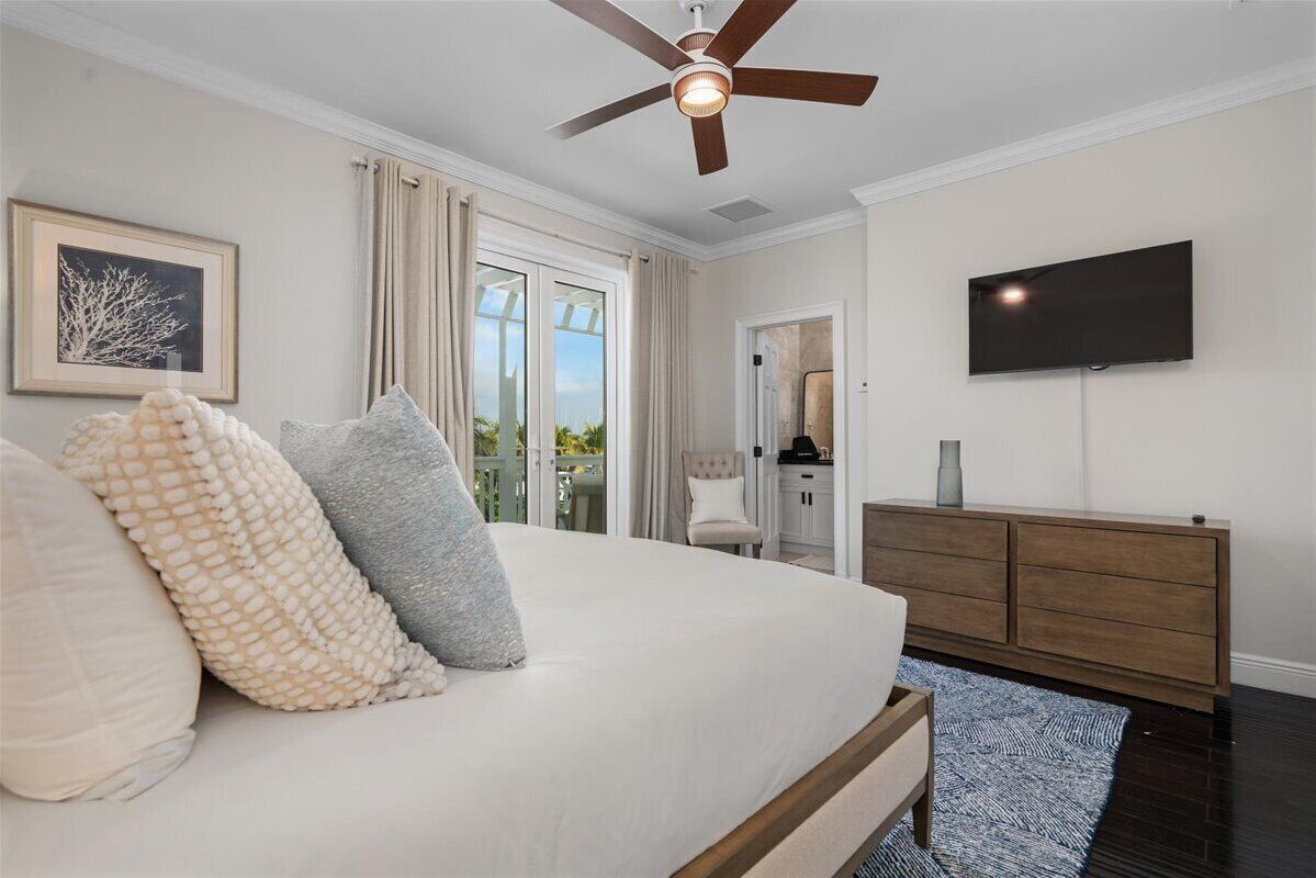 Luxury Beach Side Escape, Steps From Private Beach, Restaurant, Marina, And Café - Nassau