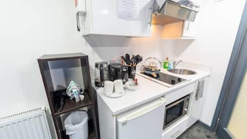 Studio | Eigene Küche | Kühlschrank, Mikrowelle, Herdplatte, Wasserkocher