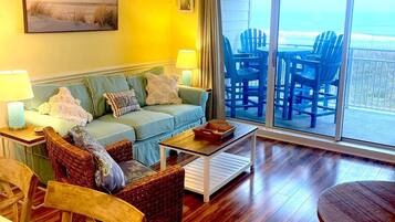 TV connectée, lecteur de DVD, livres