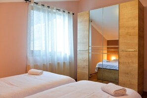 3 chambres, chambres insonorisées, fer et planche à repasser