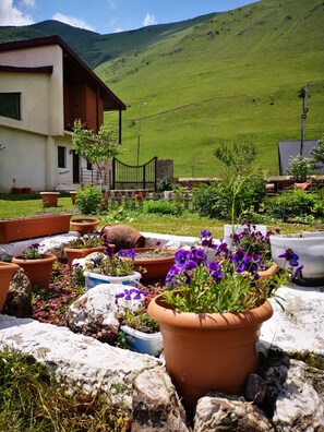 Property grounds - Allegria House Kazbegi❤️
3 Bedroom Villa❤️
Marvelous views!❤️ (Stepantsminda)