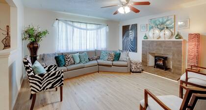 Near Airport & Dtwn: Breezy Fresno Home!