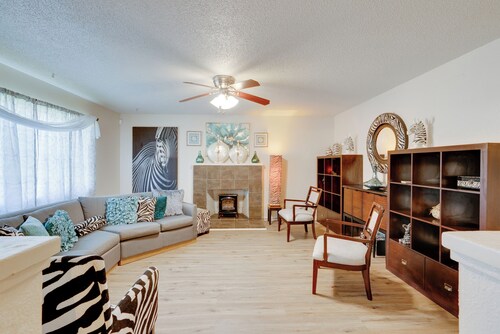 Near Airport & Dtwn: Breezy Fresno Home!