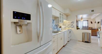 Near Airport & Dtwn: Breezy Fresno Home!