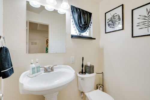Near Airport & Dtwn: Breezy Fresno Home!
