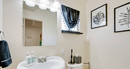 Near Airport & Dtwn: Breezy Fresno Home!