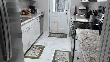 冰箱、微波炉、烤箱、炉灶