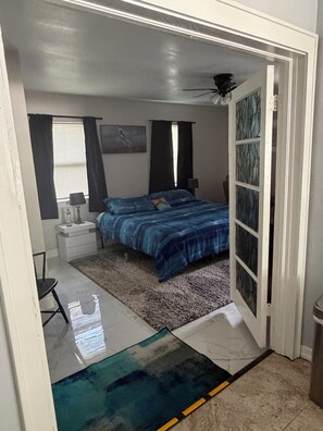 3 bedrooms, iron/ironing board, WiFi, bed sheets - Charming 3-bedroom house with WiFi in peaceful downtown Palatka near river.   (Palatka)