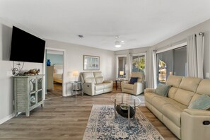 Smart TV - Waterfront boat dock,very close to beach, pool, tennis courts, and sauna. (Panama City Beach)