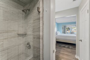 Shower, towels - Waterfront boat dock,very close to beach, pool, tennis courts, and sauna. (Panama City Beach)