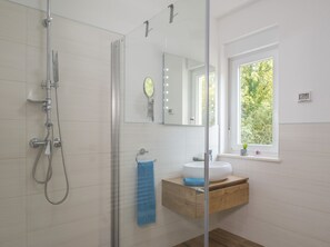 Douche, séchoir à cheveux, serviettes fournies, savon