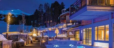 Inomhuspool och utomhuspool