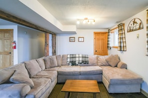 House (6 Bedrooms) | Interior