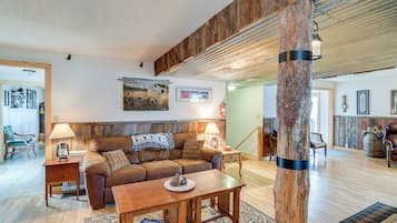 House (6 Bedrooms) | Interior