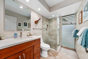 Condo, 2 Bedrooms | Bathroom | Towels, shampoo - Big Island Keauhou Akahi 408 2 Bedroom Condo (Kailua-Kona)