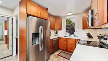Condo, 2 Bedrooms | Private kitchen