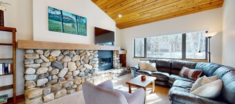 Bridgepoint Condo 30-Tranquil Woodland Creek View, Hot tub Onsite