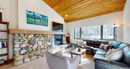 Bridgepoint Condo 30-Tranquil Woodland Creek View, Hot tub Onsite