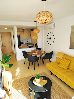 Smart TV, books - Sunny, Cosy Apartment with Balcony and Swimming Pool & Golf Course Views (Roldan)