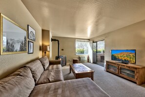 Een televisie en een open haard