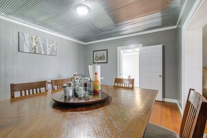 House (5 Bedrooms) | Interior