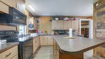 House (5 Bedrooms) | Interior