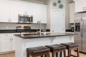 Townhome, 3 Bedrooms | Private kitchen - Red Cliffs Getaway 3 Bedroom Townhouse (Washington)