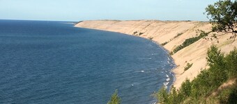 Up North Getaway: Cozy Lake Arrowhead Cabin with Hot Tub & Prime Location!